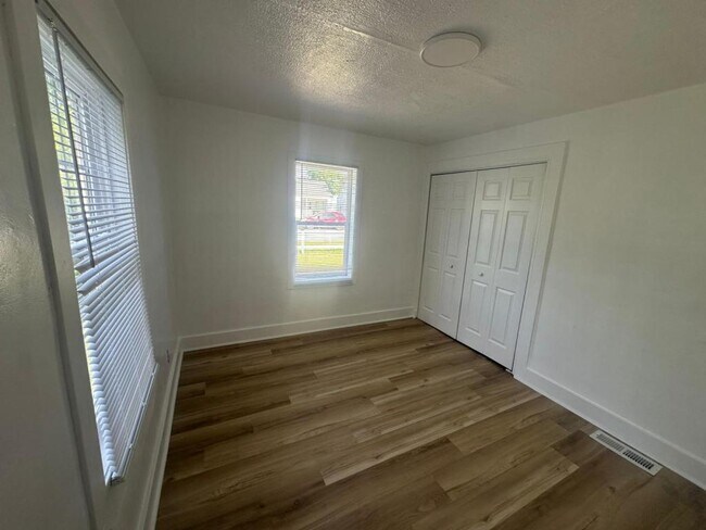 Building Photo - 3006 S Hackley St