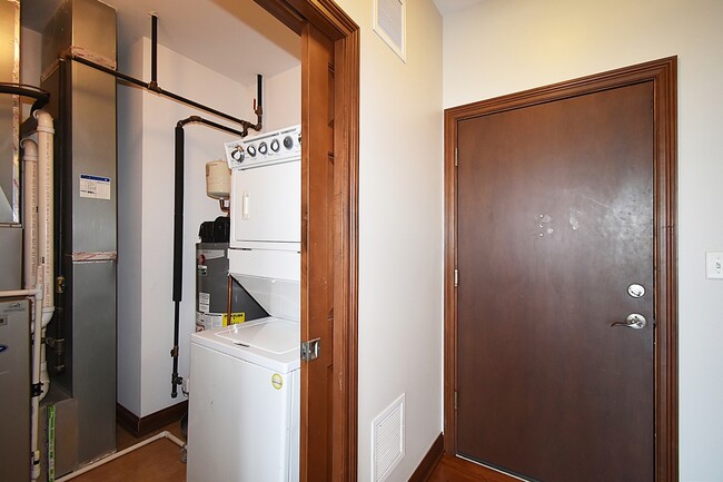 Building Photo - 160 S River St