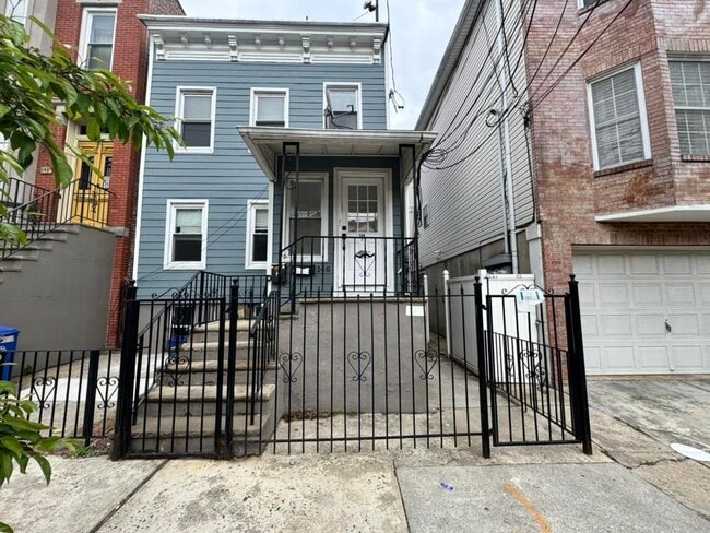 Building Photo - 146 Webster Ave