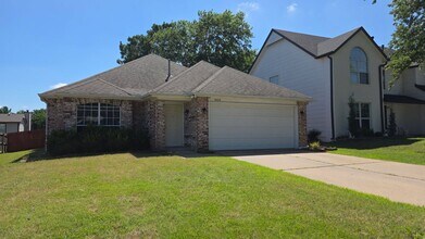 Building Photo - Large 3 bed 2 bath with 2 car garage.
