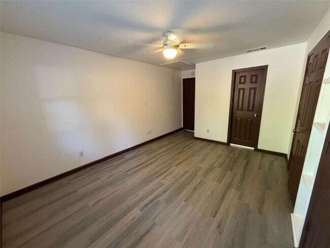 Building Photo - 1702 Pine Tree Dr