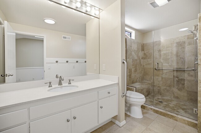 Building Photo - 508 Ventaja