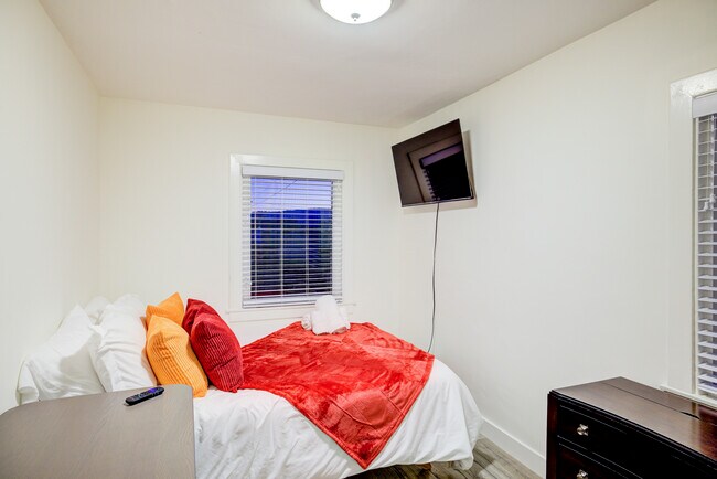 Building Photo - 675 3rd Ln