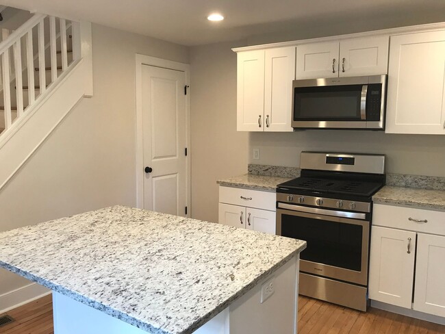 Building Photo - Beautifully renovated townhome in West Che...