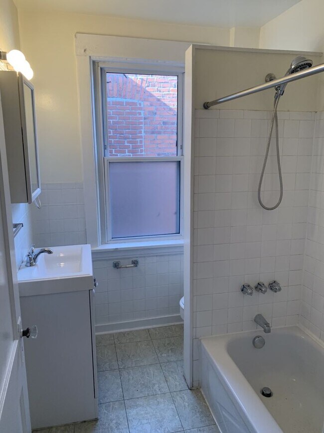 Building Photo - Great property in Morningside!