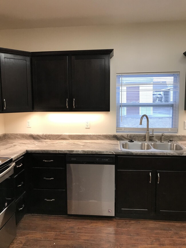 Building Photo - 36 Limit St