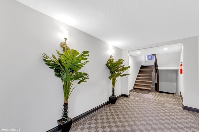 Building Photo - 6711 S Paxton Ave