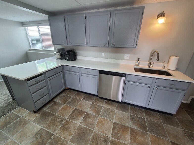 Building Photo - 940 W Red Oaks Dr