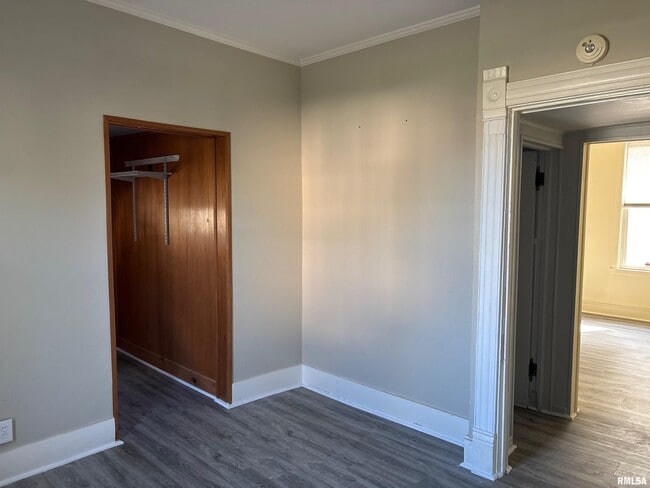 Building Photo - 901 NE Glen Oak Ave