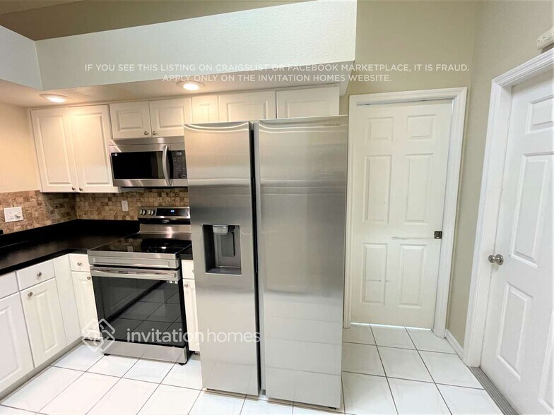 Building Photo - 7900 Hamlet Dr