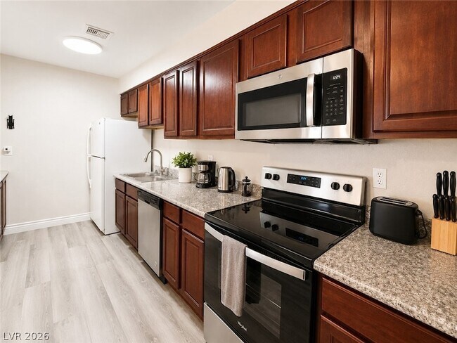 Building Photo - 5026 River Glen Dr