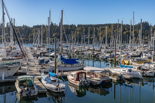 Building Photo - Nice Spacious Bainbridge Condo in heart of downtonw