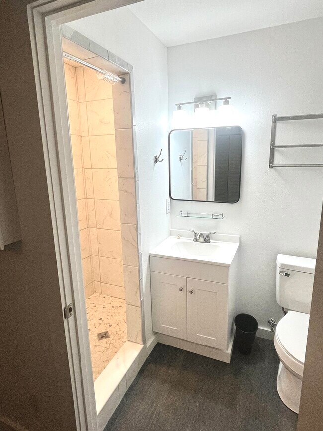 Building Photo - 685 S Waukeenah St