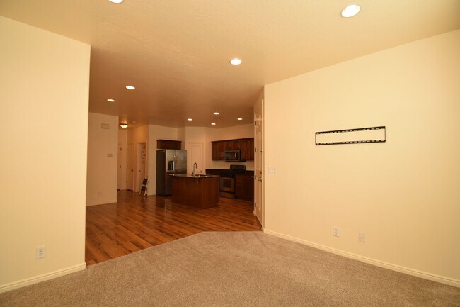 Building Photo - Modern 4 bed Home in Prime West Valley Location!!