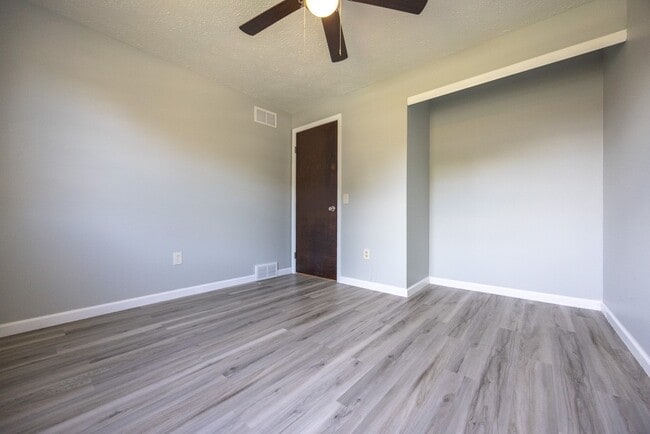 Building Photo - 202 Spring Tree Ln