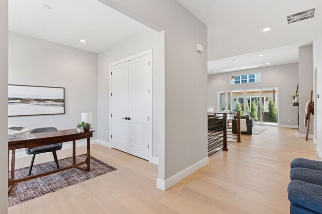 Building Photo - New Charming Berthoud Home with Modern Com...