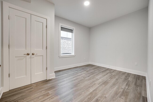 Building Photo - 658 Grand St