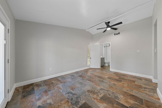 Building Photo - Spacious 4-Bedroom Retreat with Fireplace & Island Kitchen in New Braunfels
