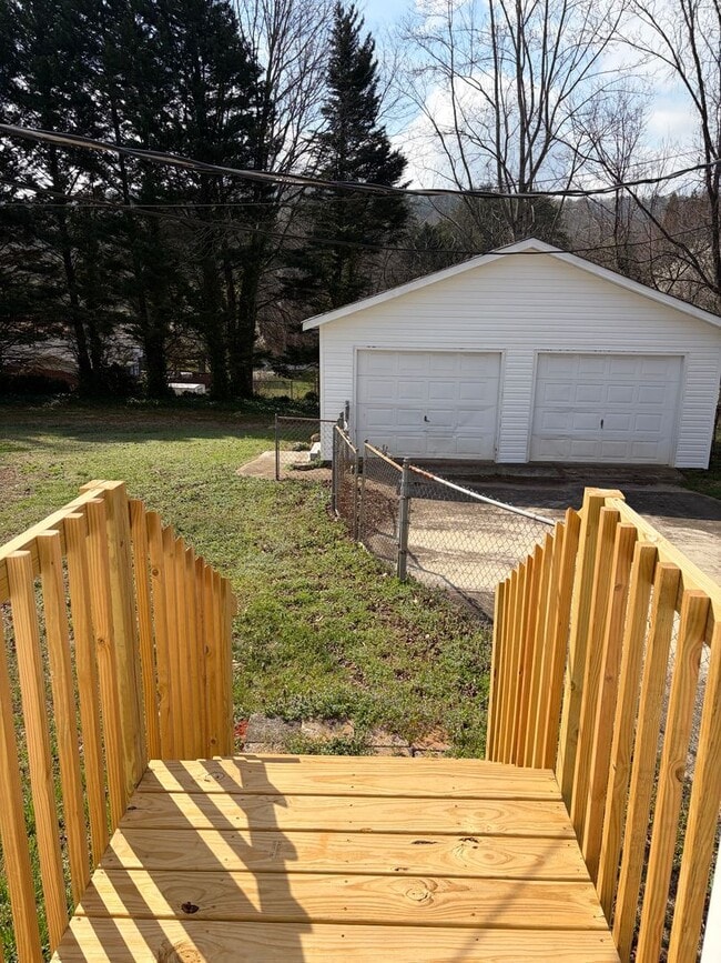 Building Photo - FENCED IN YARD AND LARGE DETACHED TWO CAR GARAGE LOCATED IN THE DESIRED TRAVELERS REST!!!