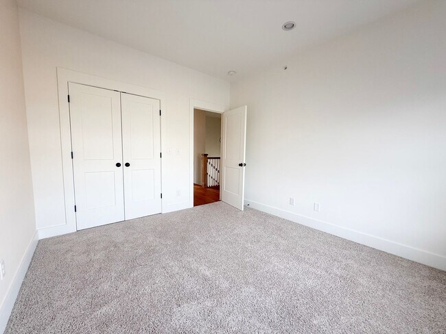 Building Photo - 4-Bedroom HOA Townhome with Pool Access Near Downtown Cookeville