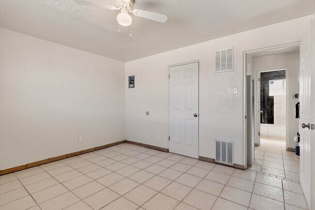 Building Photo - 540 Cardenas Dr SE