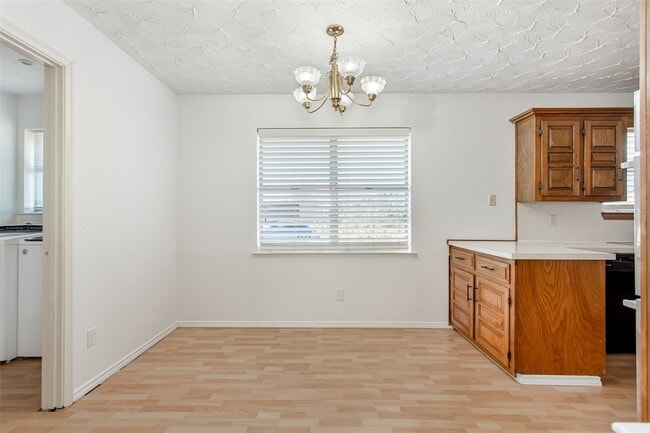 Building Photo - 2732 Parkhaven Dr