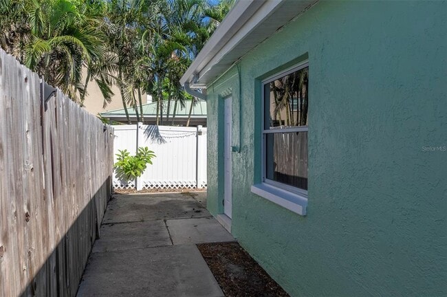 Building Photo - 304 E Madeira Ave