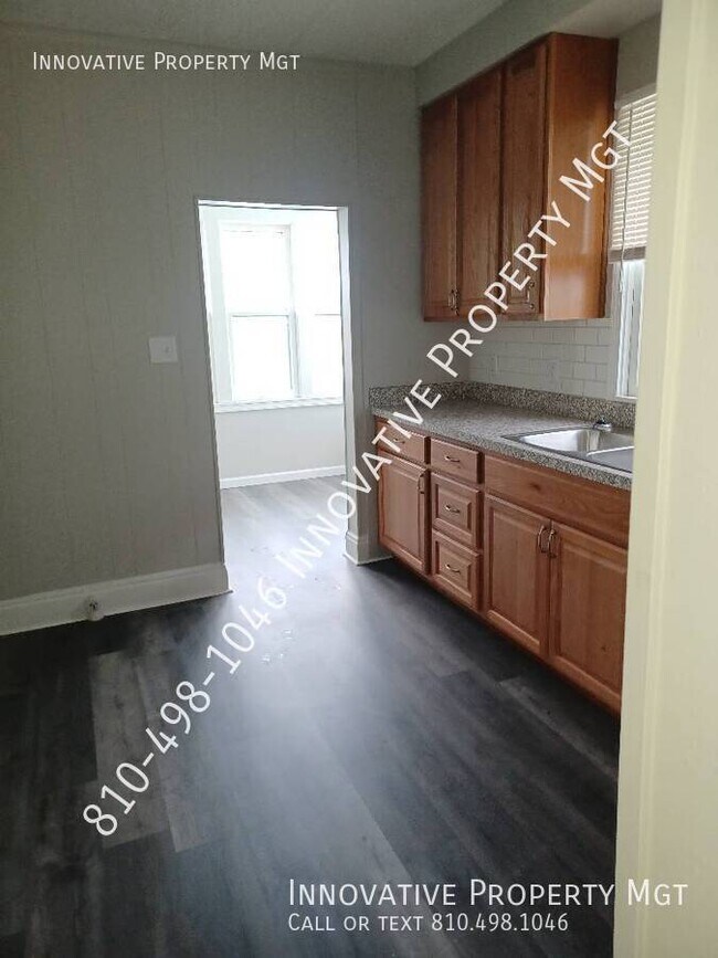 Building Photo - 842 E 9th St