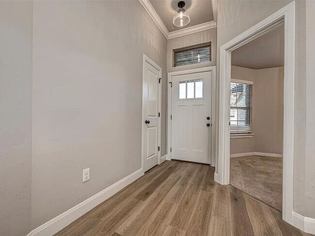 Building Photo - Modern 4-Bed, 2-Bath Mustang Home with 3-Car Garage!