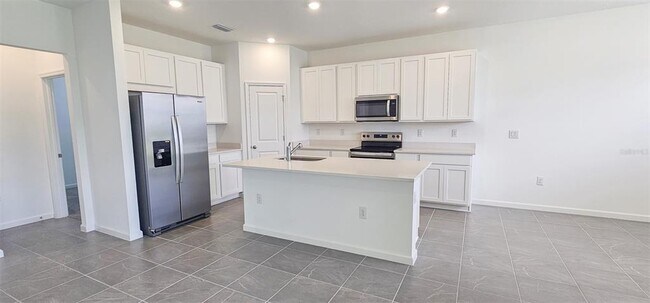 Building Photo - 500 Silver Palm Dr