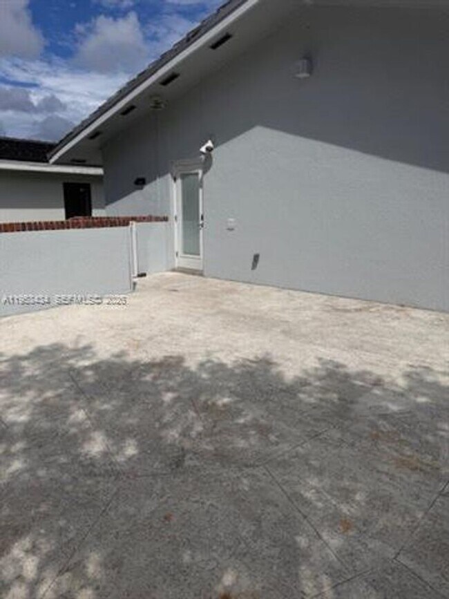 Building Photo - 539 Menendez Ave