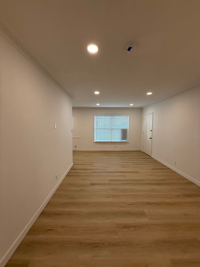 Building Photo - 1229 Larrabee St