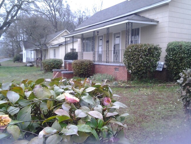 Building Photo - Charming 3-Bedroom, 1 Bathroom Ranch ***$2...