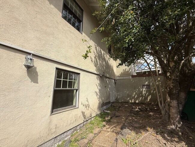 Building Photo - 200 Ridgeway Dr