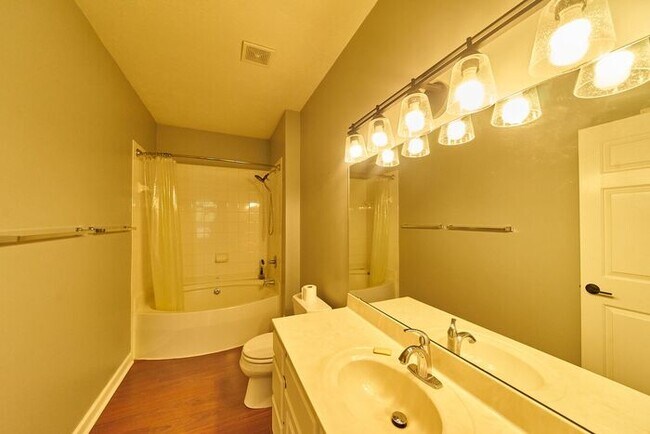 Building Photo - Wonderful 2 bedroom 2 bath Condo End Unit ...