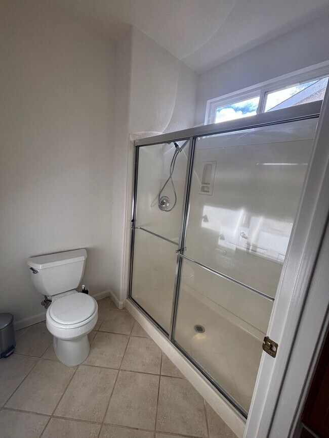 Building Photo - Large Single Level 2 Bedroom 2 Bathroom wi...