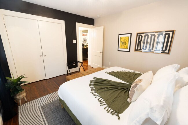 Building Photo - 725 Peddie St