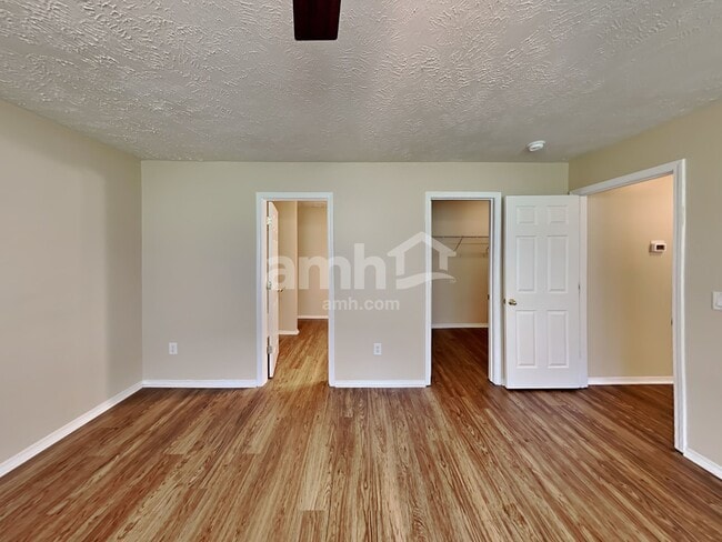 Building Photo - 2727 Sutherland Dr