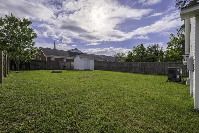 Building Photo - 3BR Home Near N. Marine Blvd with Fenced Backyard