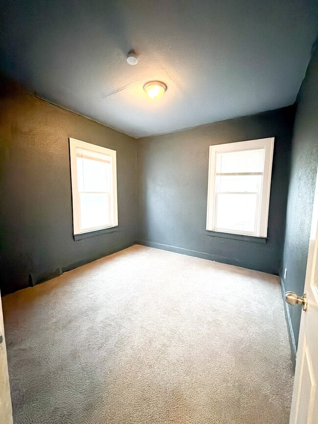 Building Photo - 14011 Roselawn St