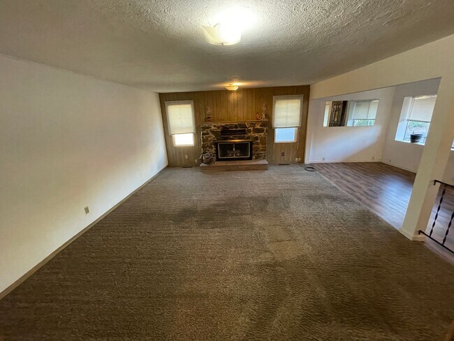 Building Photo - Paradise 3 bedroom 2 1/2 bath, large home, shop, natural landscaping.