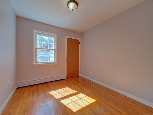 Building Photo - 24 Larchmont Terrace