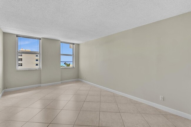 Building Photo - 1150 Hillsboro Mile