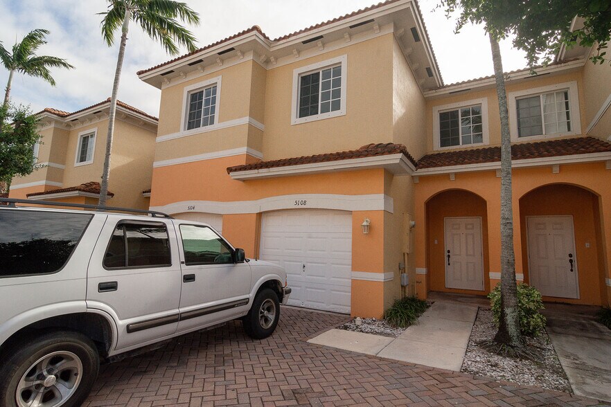 Building Photo - 5108 SE Mariner Garden Cir