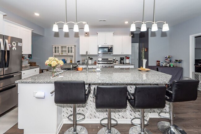 Building Photo - 4 Bedroom, 3.5 Bathroom Home in Summers Co...