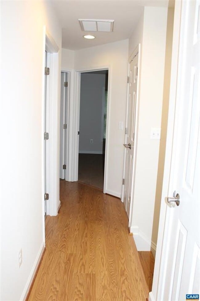 Building Photo - Two story townhouse w/ 3 bedrooms,2.5 baths