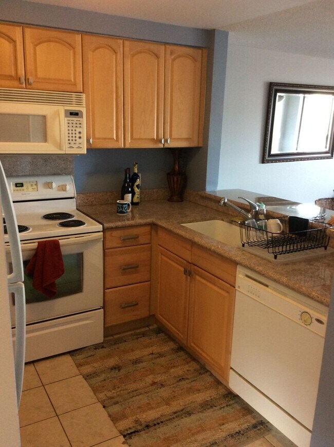 Building Photo - Mostly furnished upstairs 2 bed., 2 full bathroom Kihei Shores condo