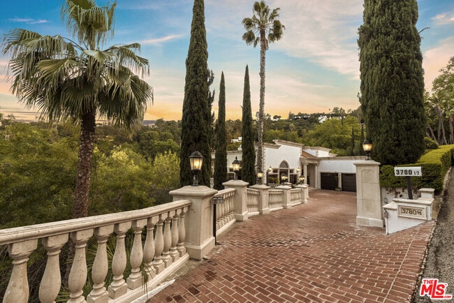 Building Photo - 3780 1/2 Multiview Dr