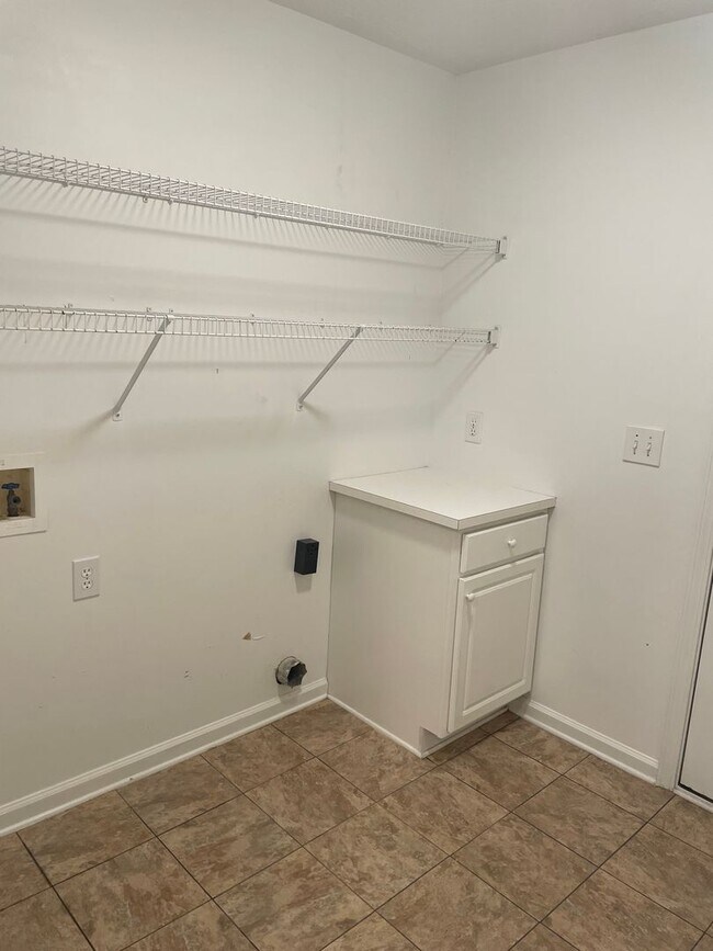 Building Photo - ** 3 Bed 2 Bath Located across from AUM **...