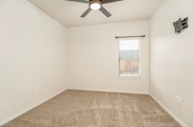 Building Photo - 11623 Evanston Ave